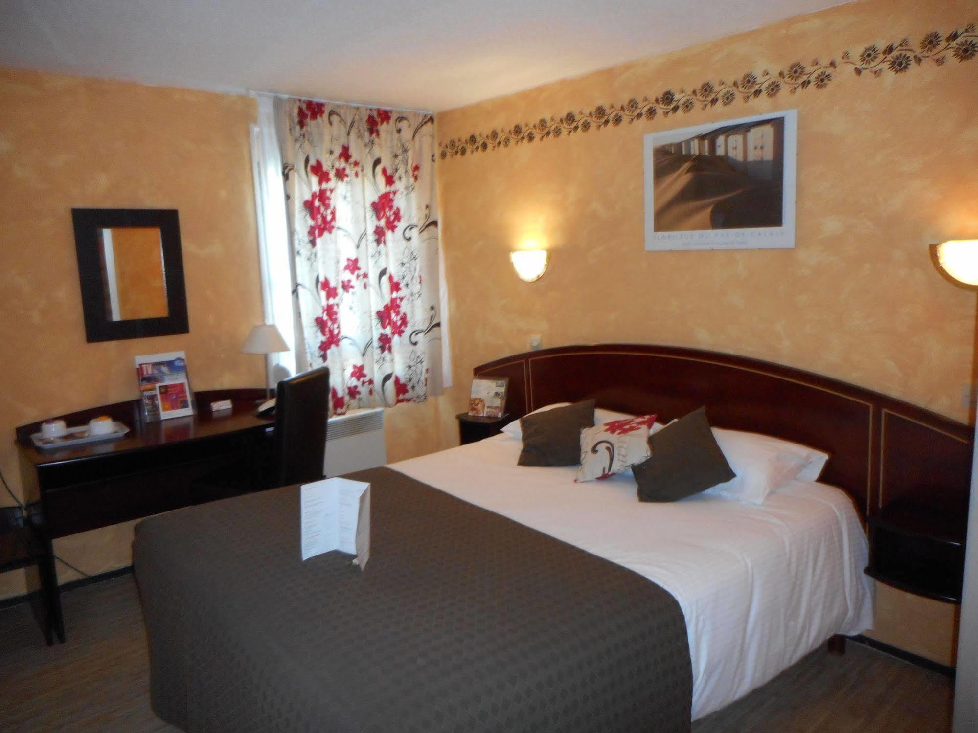 Brit Hotel Confort Cambrai Exterior foto