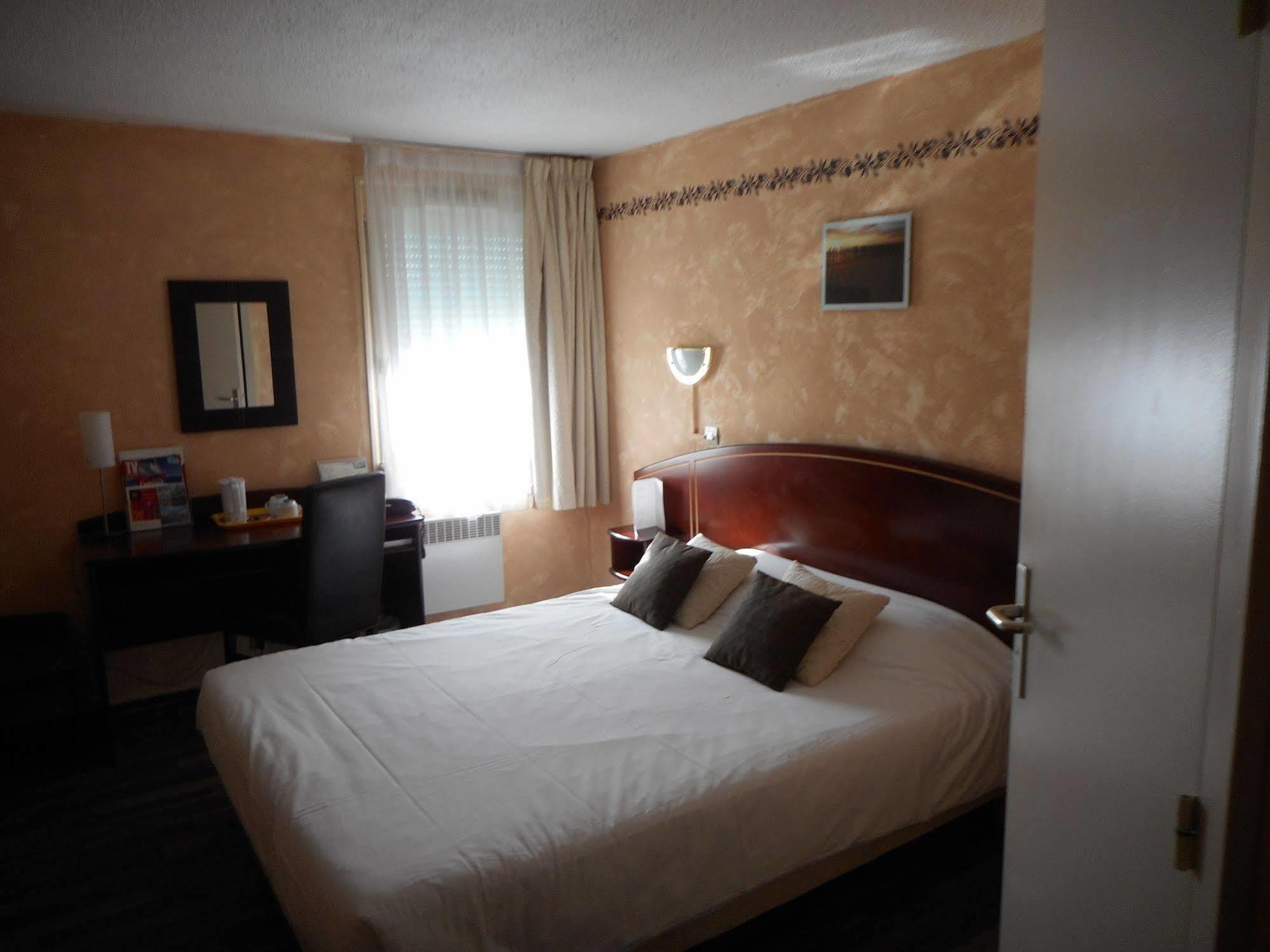 Brit Hotel Confort Cambrai Exterior foto